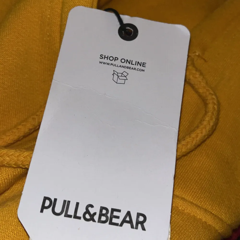 Gul hoodie från Pull&Bear i storlek S. Supermjuk och perfekt för höst och vinter. Hoodien har en klassisk design med en stor ficka fram och justerbar huva. . Hoodies.