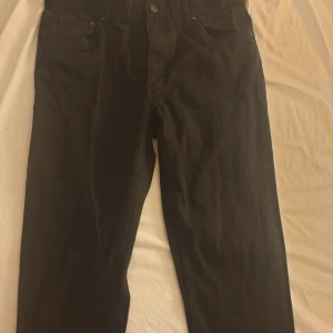 Jeans - Snygga svarta jeans i slim fit modell. Oanvända säljs för 70