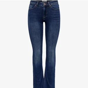 Blå bootcut jeans från Only - Snygga blå bootcut jeans från Only i en klassisk denimstil. De är mid waist och har en bekväm passform, (dem är lite slitna vid benen men de syns inte)❤️
