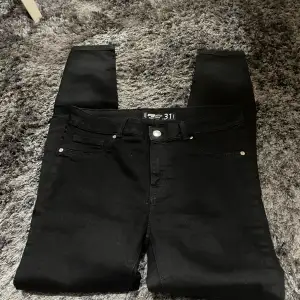 Säljer ett par svarta skinny jeans från FB Sister i storlek 31. De har en push-up effekt och är perfekta för en snygg och tight look. Jeansen är i bra skick och passar till både vardag och fest. Perfekta för höst och vinter!