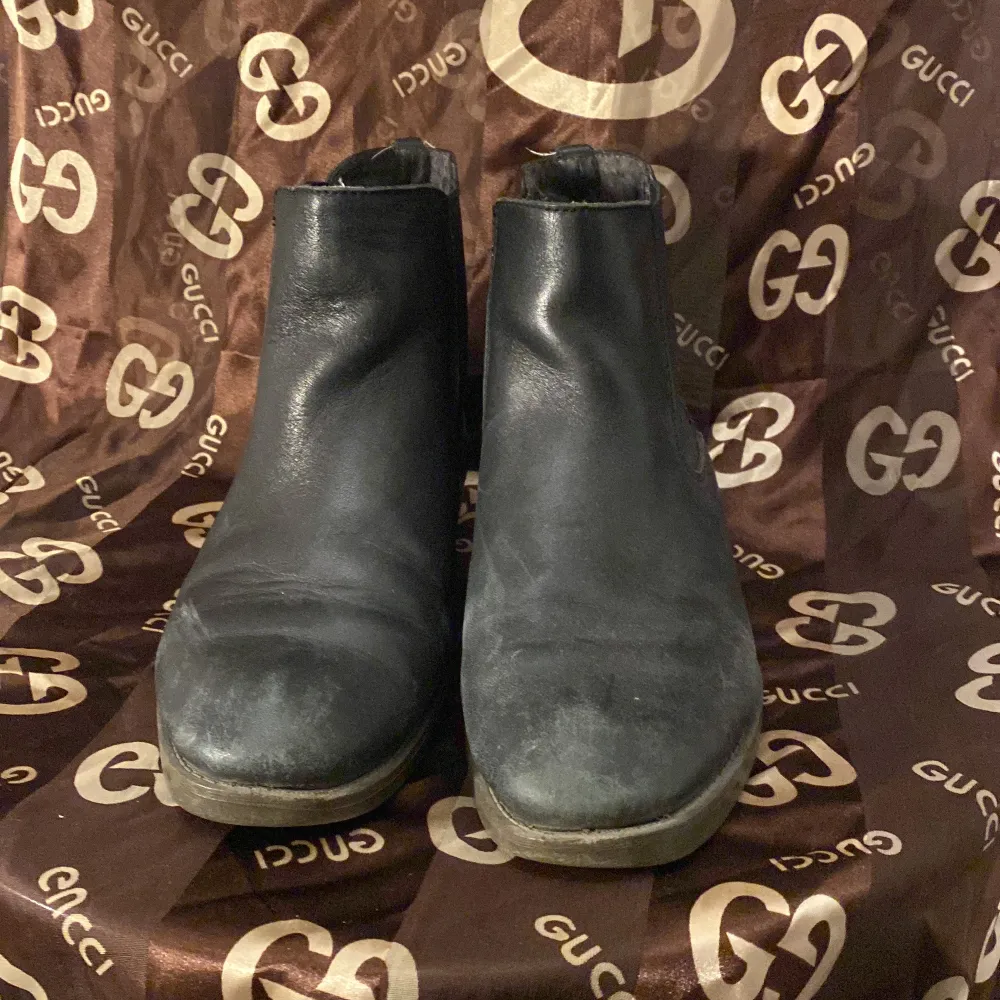 Säljer ett par svarta Chelsea boots från Tamaris i skinn. De är i välanvänt skick men fortfarande snygga och bekväma. Perfekta för höst och vår med en klassisk stil som passar till det mesta. Storlek 37.. Skor.