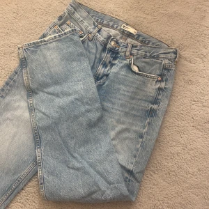 Low weist jeans - Säljer dessa low weist straight jeansen från Gina,använda fåtal gånger,köpta för 500 men säljer för 100