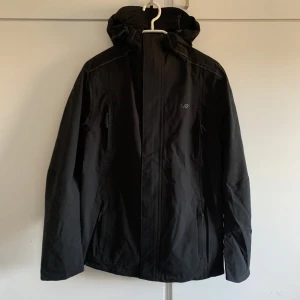 Svart vindjacka från MP - Säljer en svart vindjacka från MP i storlek XS. Jackan är perfekt för höst och vår med sin stilrena design och praktiska dragkedja. Den har en huva och långa ärmar, vilket gör den idealisk för blåsiga dagar. Jackan är i nyskick och redo för nya äventyr!