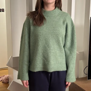 Grön stickad tröja - Superfin grön stickad tröja från Gina Tricots premium collection. Modell crew neck knitted sweater. Strl xs, använd sparsamt och i bra skick. Skriv för mer info 