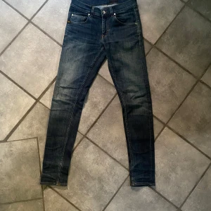 Tiger of Sweden Jeans - Tjena! Säljer nu dessa riktigt snygga Tiger of Sweden jeansen i storlek 28 x 30. Jeansen är i perfekt skick och kostar ca 1700 nya. Skriv jättegärna om du har någon fråga eller om något annat. OBS priset går att ändras