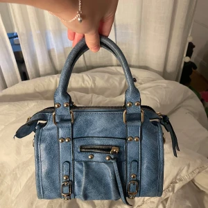 Väska - Jättefin väska köpt utomlands, jättebra skick bara använd få gånger. Köpt för 600 🙌