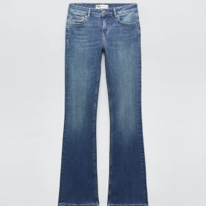 Low waist zara jeans - Säljer dessa snygga low waist zara jeans, aldrig använda ( pris lapp kvar ). ☺️