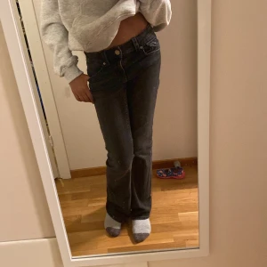 Snygga svarta jeans - Knappt använda och är i ett bra skick. Snyggga low waist flare jeans. Skriv för fler bilder eller frågor💗