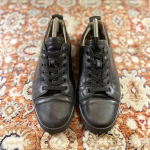 Christian Louboutin skor - Hej! Säljer nu dessa Christian Louboutin skor, storlek 41.5, skicket bedömer vi är bra sulorna inuti saknas dock, tveka inte på att höra av er vid frågor kring skorna! 