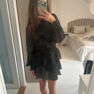 Volangklänning - Köpt på Sellpy men aldrig använd och inga defekter