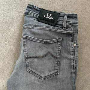 Snygga gråa Jacob Cohën Jeans i modellen 622 Slim i storlek 33, okej skick, förekommer små effekter, kontakt för ytterligare information!