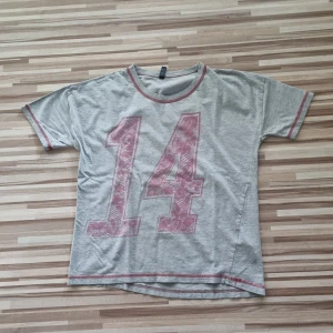 Pyjamas  - Pyjamas från design in Sweden i stl 134/140. Kort ärmad t-shirt och långbyxor.