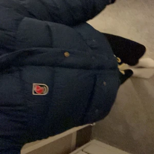 Fjällräven jacka💕💕 - Säljer min Fjällräven jacka nu då jag vill köpa en ny! Jätte fin skick förutom lite slitage (se sista bilderna). Annars i jätte fint skick, och även varit inne på kemtvätt för 1vecka sen så är som ny! ❤️ skriv privat för mer bilder! 