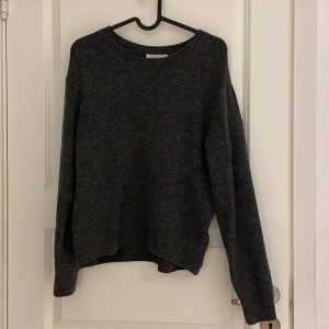 Stickad tröja - Jätte varm och skön stickad tröja. Säljer då jag inte använder. Storlek XS men passar även S