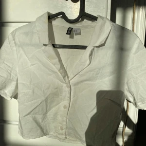 Vit skjorta - Vit skjorta från H&M. Bra skick 💗🤍