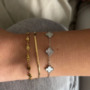 One cleef  - Jag säljer då de silvriga armbandet som är one cleef kompia. Den är inte äkta! Men den rostar inte och tappar inte färg. 