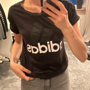 T-shirt  - En basic tröja från adidas 