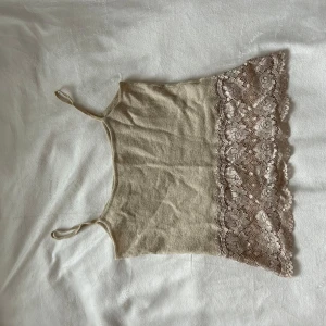 Linne med blommiga spets detaljer - Jätte gulligt linne med spets och blommigt motiv, passar till allt och sitter så fint i midjan⭐️ små defekt i banden men annars i bra skick!