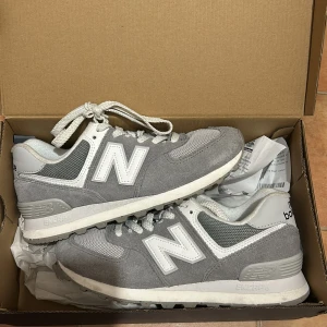 new balance skor  - new balance c-nb i grå. Skorna är i nyskick använda 1-2 gånger och är sprejade med shoe protektion i och med att de är i mocka. 