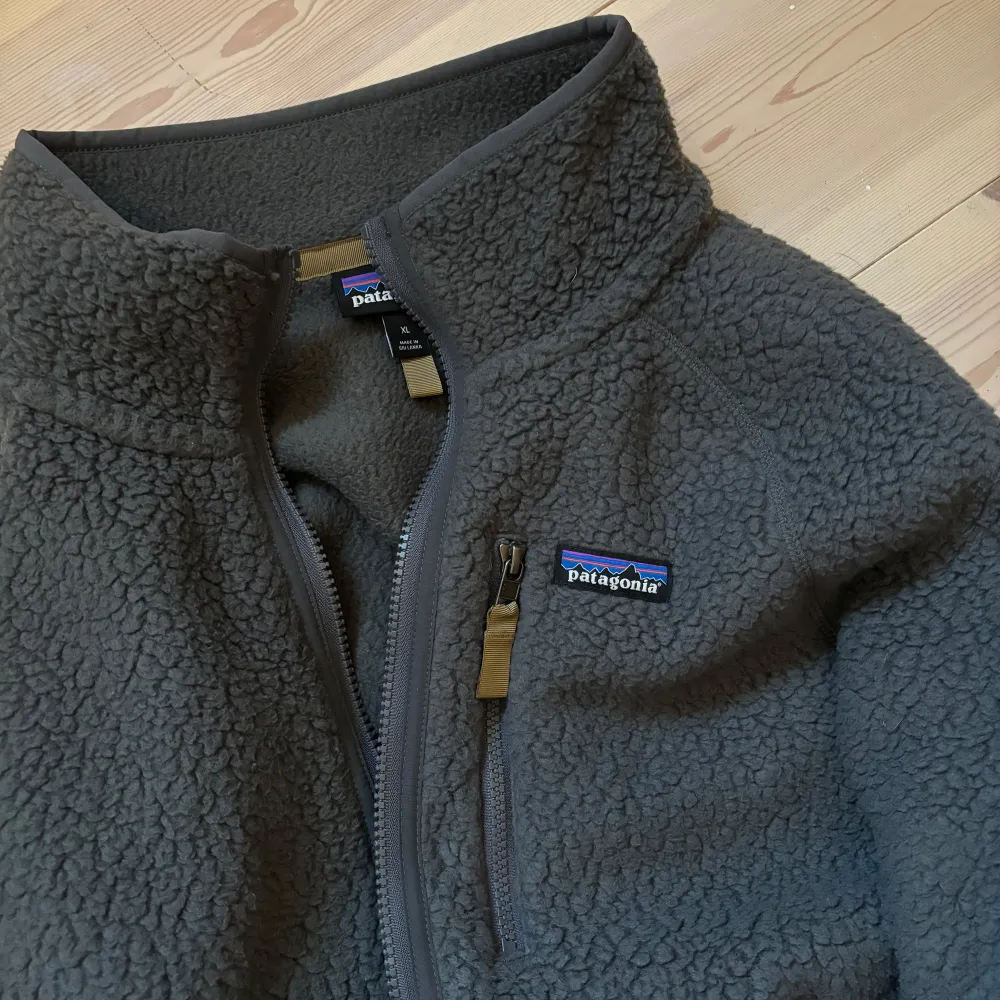 Patagonia fleece använd en gång, säljer pga fel storlek. 1700 ny! . Jackor.