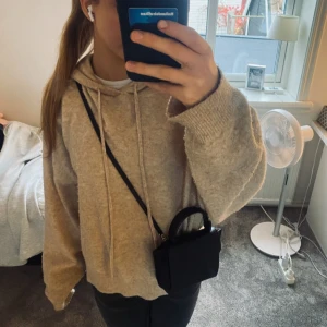 Stickad huvtröjor  - Beige stickad huvtröja ifrån Lindex. Den är lite nopprig annars inga andra defekter. Helt perfekt nu till hösten och vintern. 
