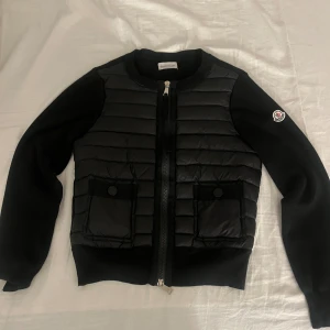 Moncler cardigan  - Säljer min Moncler cardigan, eftersom den den är för liten  jätte bra skick 9/10 