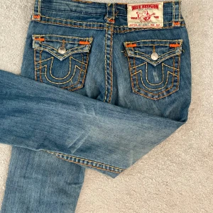 True religion jeans - True religion low waist bootcut jeans. Storlek 28. Dåligt ljus på bilderna när man ser jeansen på. Innerbenslängd: 70 cm