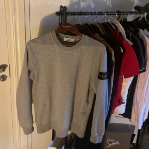 Stone island crewneck - Stone island crewneck i nyskick!✌🏽 inga defekter!!
