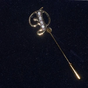 "D" intial pin / brosch - Helt ny & oanvänt kommer i sin original box!