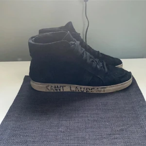 Ysl skor - Jättesällsynta och feta limited edition skor från YSL!! Skick: 8/10 Endast skorna ingår Perfekta nu till vintern ❄️⛄️ 