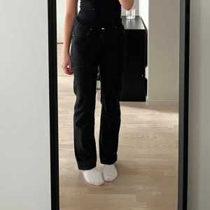 Svarta jeans - Låga raka jeans från bikbok, i storlek W28 L32 Använd 1 gång, väldigt bra skick För referens är jag 167