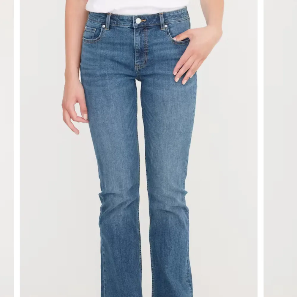 Lågmidjade bootcut jeans, storlek XS/30. Stretchiga och skönt jeans material.   Köptes för 500 kr och säljer för 200 kr. Använda fåtal gånger.. Jeans & Byxor.