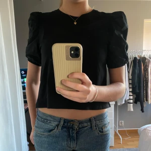 T-shirt med puffärm - T-shirt med puffärm från Zara. Strl vi S i jättefint skick. 