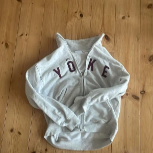 YÔKE zip hoodie  - Riktigt snygg zip hoodie, köpt på Junkyard för 650 kr. Mitt pris: 200.  Skick 9/10 använd ett fåtal gånger och inga fläckar eller tecken på användning. 