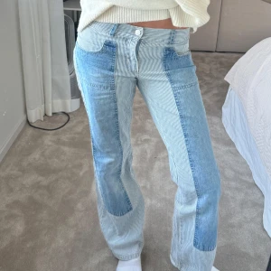 Unika coola jeans - Coola lågmidjade randiga jeans med detaljer! Super snygga! Midjemått: 38cm Innebenslängd:77cm🩵☁️