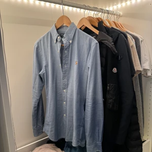 Paolo Ralp Lauren skjorta  - Säljer en ljusblå Ralph Lauren skjorta i storlek S. Inga skador eller hål vädligt bra skick. Hör av dig vid minsta fråga ⭐️💯