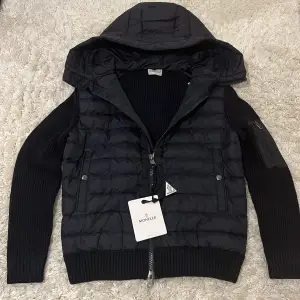 Säljer denna extremt eftertraktade jackan av moncler i färgen Navy med storleken M. Jackan är helt ny och oanvänd med tags och påse som medföljer vid köp. Pris kan diskuteras vid snabbaffär!