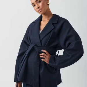 Mörkblå kappa - Helt slutsåld på Ginatricot, hyfsat varm passar perfekt till hösten/vintern