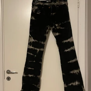 Tiedye jeans - Säljer ett par svarta jeans med vitt batikmönster från lindex gamla kollektion. Är i mycket fint skick. Vet inte om jag vill sälja dem därför är priset ej diskuterbart. 