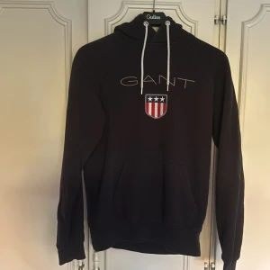 Gant hoodie - Storlek M.  Svart gant tröja med luva, samt märket broderat över bröstet. Nypris: 1299kr Sälj för: 450kr