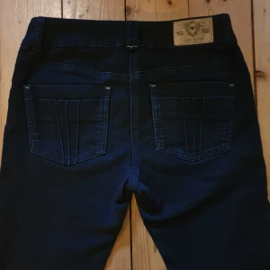 Low waist jeans  - Low waist jeans som jag har köpt av en tjej på vinted. Hon sa att det var i storlek M med dem passar mig som har storlek S. Jag har själv inte använt dem. Jätte snygga och jätte fin färg🌸