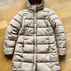 Kappa lager157 - Ljus gul/beige kappa. Använd ca 4 ggr är nu för kort. Nyskick