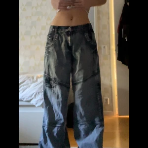 Baggy jeans - Lågmidjade jeans från Humana med coola fickor å detaljer! Bra längd/långa på mig som är 174 cm, använd gärna köp nu <3