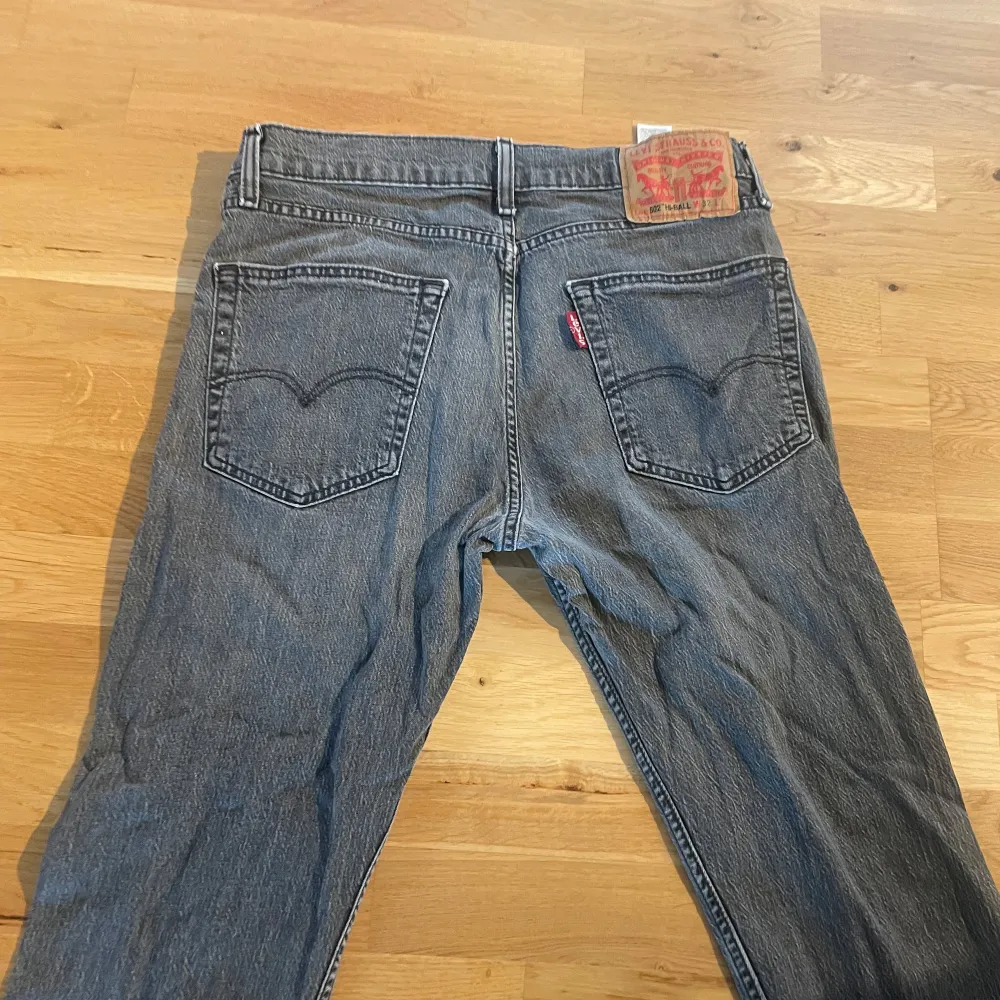 Säljer ett par snygga Levi’s byxor som är i väldigt fint skick. Hör av dig vid ytterligare funderingar. . Jeans & Byxor.