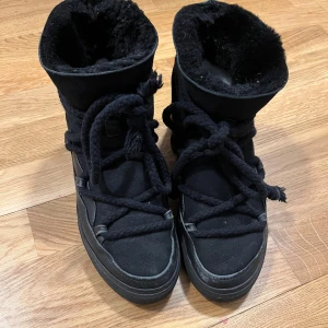 Inuikii skor  - Fint skick, köpta är på plick säljer pågrund av att dem är för små💕köpta för nästan 1900kr mitt pris 1650kr 