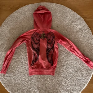 Zipup tröja - Zipup tröja från sinful, lite sliten men väldigt fin! 