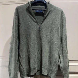 Ralph lauren Zip  - Ralph Lauren zip i storlek L. Den är väl använd därav det låga priset. Tveka inte att höra av dig vid några funderingar.🤝