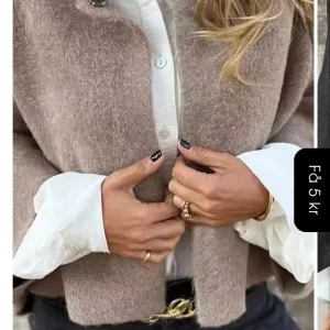 Freja Kappa - Säljer denna gosiga kappan i färgen beige/grå. Supersnygg att ha över skjortor eller liknande nu till hösten💕 Helt oanvänd och köpte för 500kr