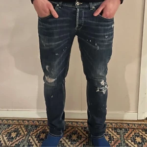 Dondup George jeans (slim fit) - Säljer just nu dessa extremt feta dondup George Slim fit jeans i storlek 33. Skick 9/10, extremt bra skick! Skriv för frågor