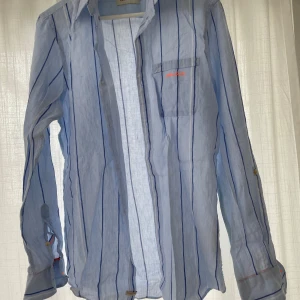 Scotch & Soda skjorta ljusblå - Skick: 8/10 Storlek: S Nypris: 500kr  Pris går att förhandla Kontakta för fler bilder